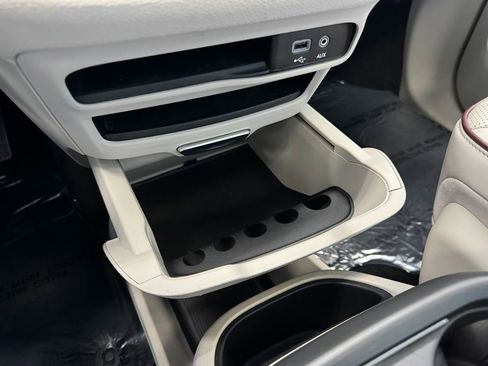 Used 2019 Chrysler Pacifica Limited image 35