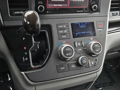 Certified 2020 Toyota Sienna XLE FWD image 18