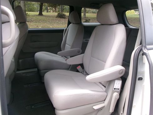 Used 2018 Kia Sedona L image 12