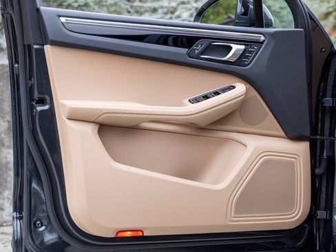 Certified 2023 Porsche Macan AWD/4WD image 25