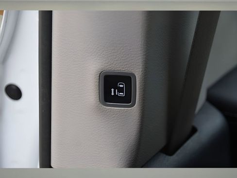 Used 2023 Chrysler Pacifica Limited w/ Uconnect Theater Family Group image 17