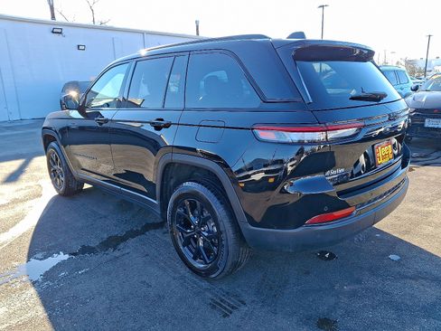 Certified 2025 Jeep Grand Cherokee Altitude image 4