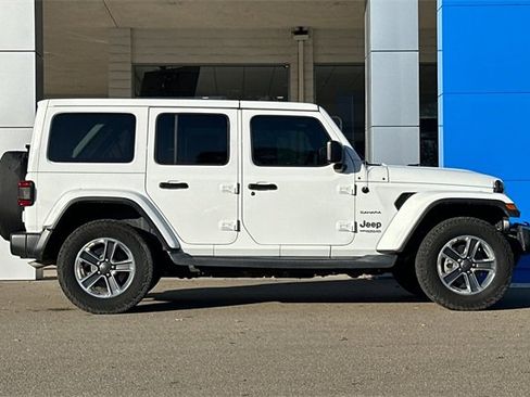 Used 2018 Jeep Wrangler Unlimited Sahara image 4