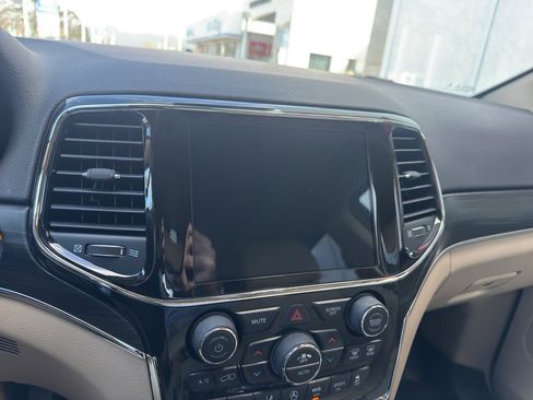 Used 2021 Jeep Grand Cherokee Limited w/ Luxury Group II image 24