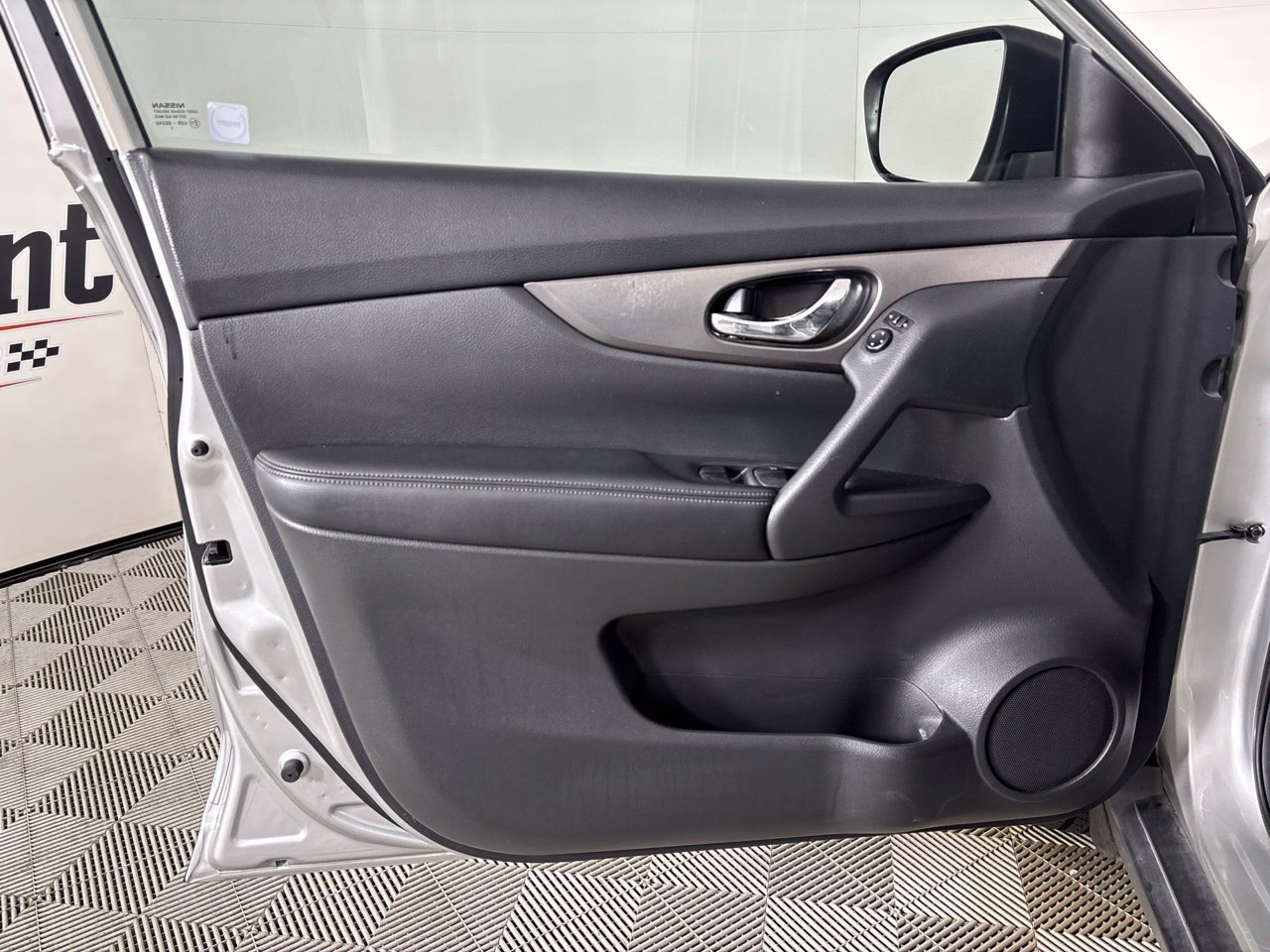 Used 2015 Nissan Rogue S FWD image 7