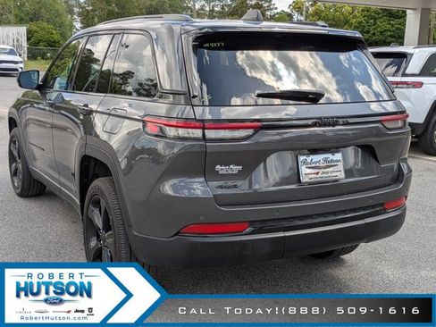 Used 2025 Jeep Grand Cherokee Altitude image 8