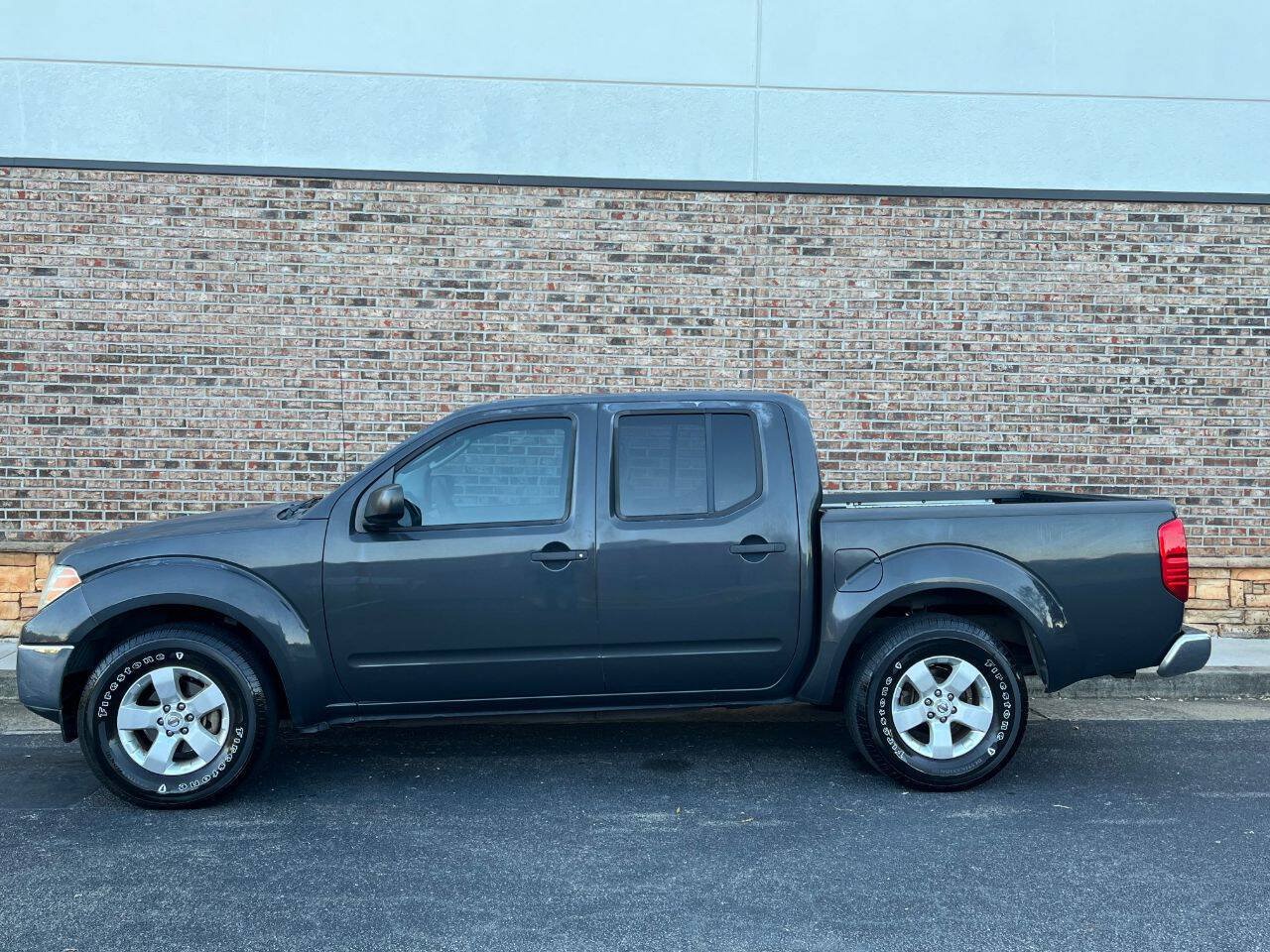 Used 2010 Nissan Frontier SE w/ Moonroof Pkg RWD image 2