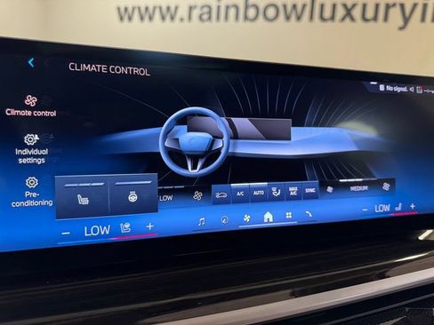 Used 2024 BMW X7 xDrive40i w/ Parking Assistance Package AWD/4WD image 17