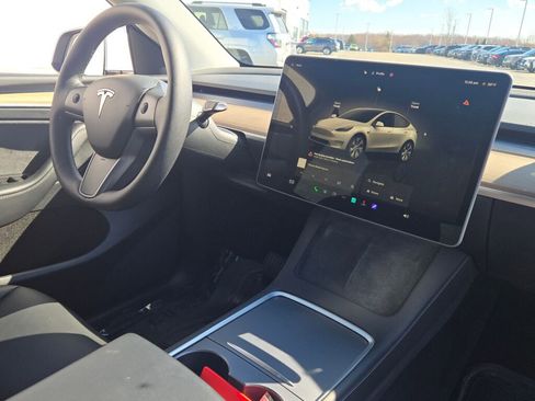 Used 2022 Tesla Model Y Long Range image 7