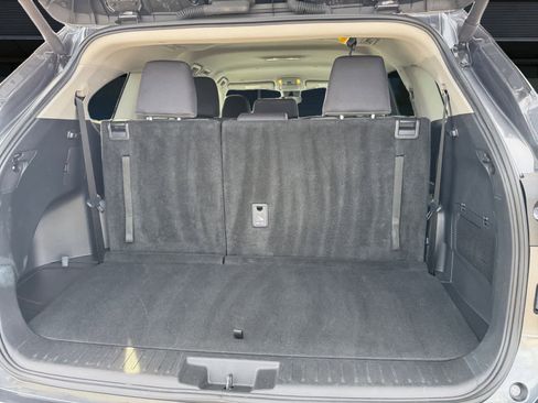 Used 2025 Toyota Highlander LE image 10
