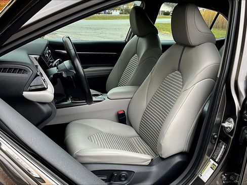 Used 2023 Toyota Camry SE image 8