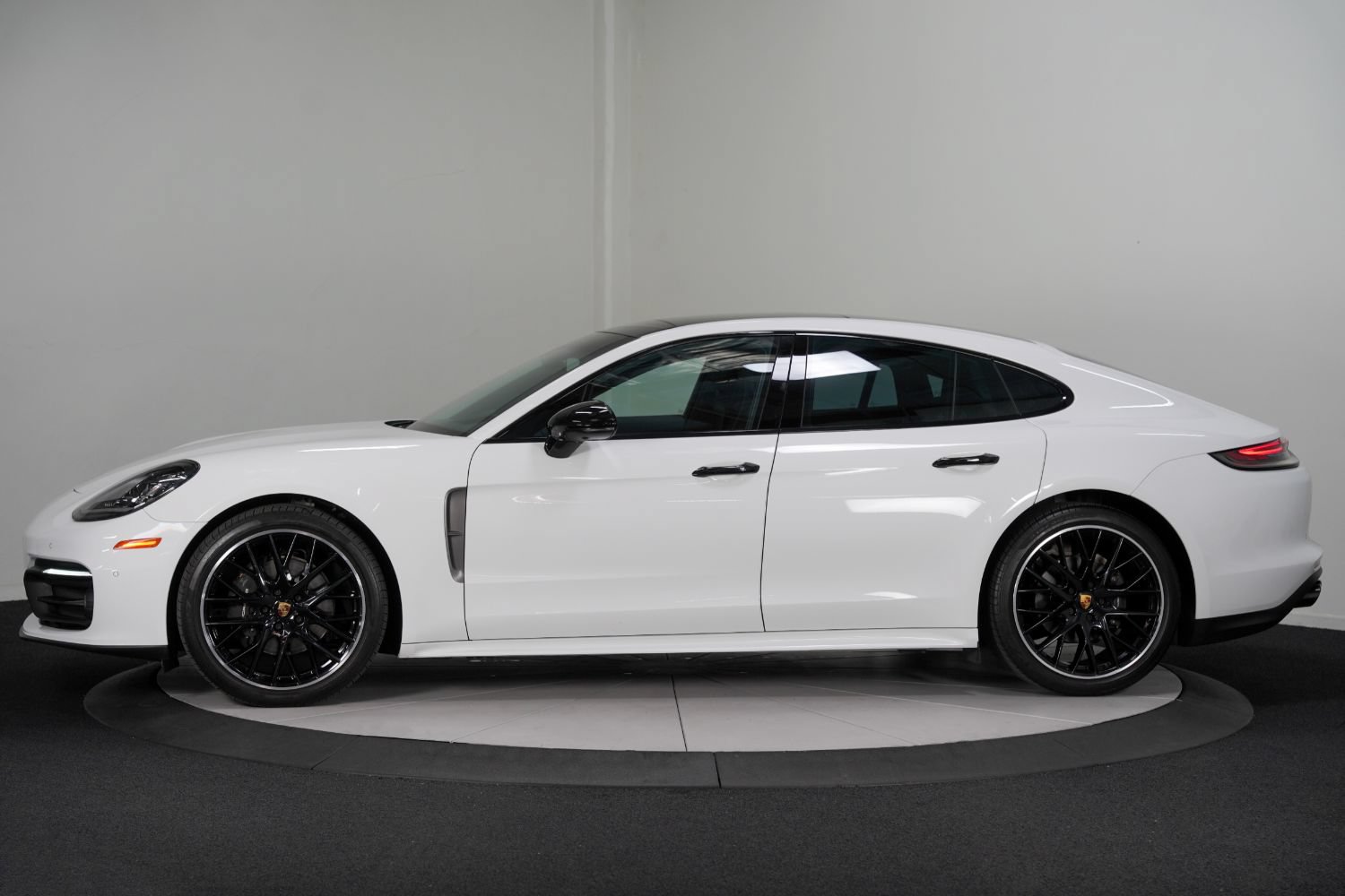 Used 2023 Porsche Panamera 4 Platinum Edition AWD/4WD image 7
