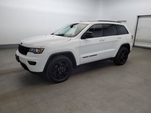 Used 2018 Jeep Grand Cherokee Laredo AWD/4WD image 2