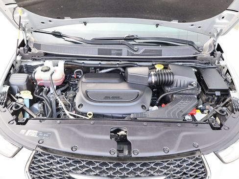 Used 2024 Chrysler Pacifica Touring-L FWD image 39