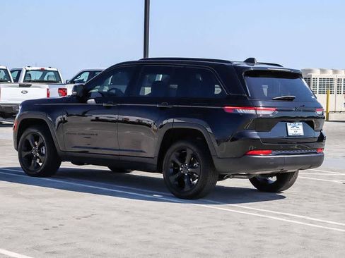 Used 2023 Jeep Grand Cherokee Altitude RWD image 6
