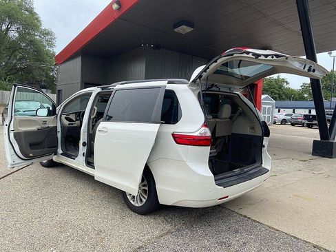 Used 2017 Toyota Sienna XLE w/ XLE Navigation Package FWD image 23