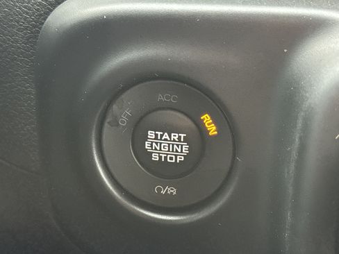 Used 2023 Jeep Gladiator Sport image 15