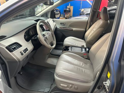Used 2011 Toyota Sienna XLE w/ Premium Pkg AWD/4WD image 21