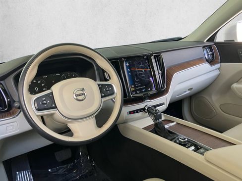 Used 2021 Volvo XC60 T5 Momentum w/ Premium Package FWD image 10