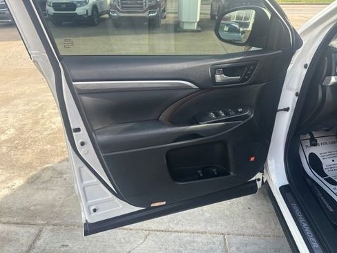 Used 2017 Toyota Highlander Limited image 10