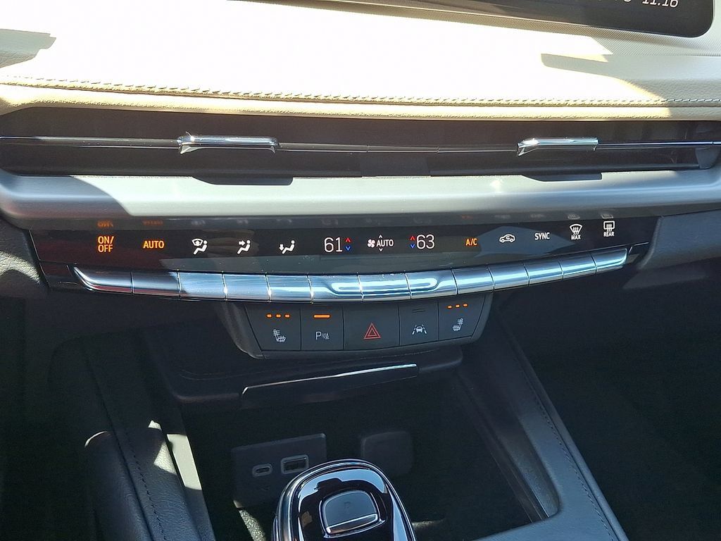 Used 2024 Cadillac XT4 Luxury w/ Cold Weather Package AWD/4WD image 16