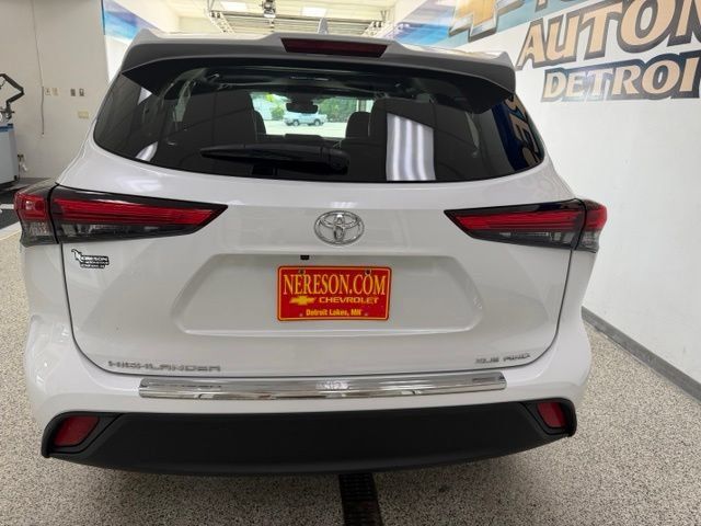 Used 2023 Toyota Highlander XLE AWD/4WD image 6