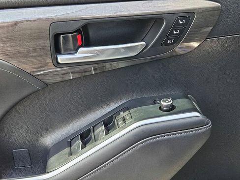 Used 2023 Toyota Highlander Platinum AWD/4WD image 18