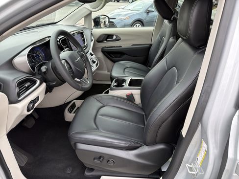 Used 2024 Chrysler Pacifica Touring-L image 19