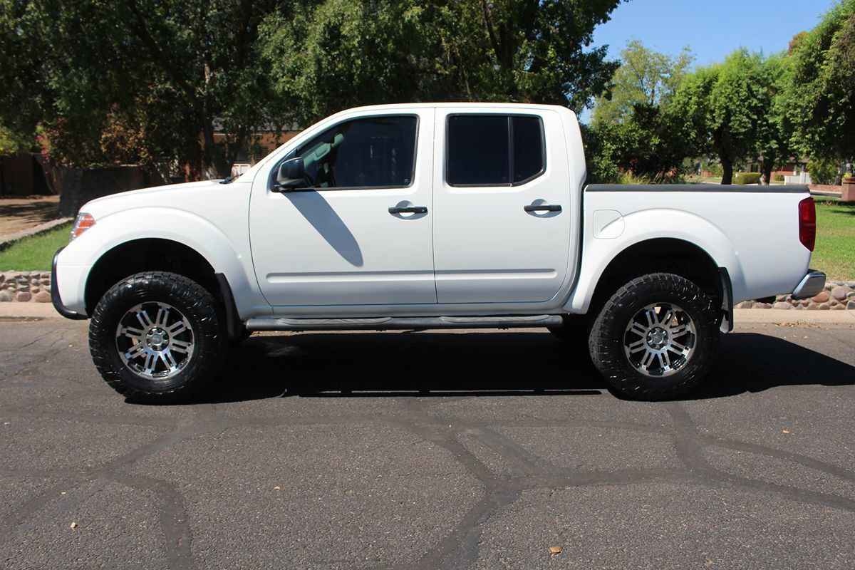 Used 2017 Nissan Frontier SV w/ Moonroof Package AWD/4WD image 2