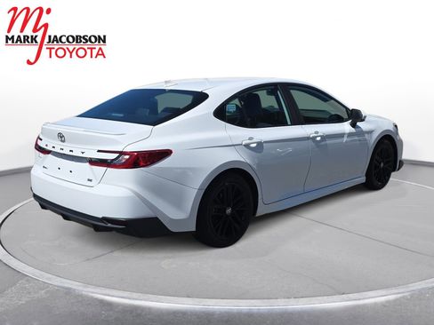 Used 2025 Toyota Camry SE w/ Convenience Package FWD image 5