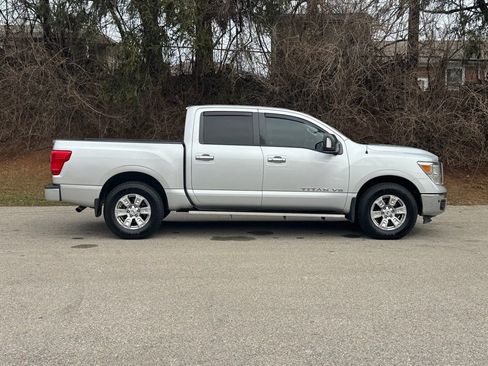 Used 2018 Nissan Titan SV w/ SV Convenience Package image 4