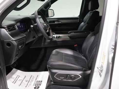 Certified 2025 Jeep Wagoneer 4WD w/ Convenience Group I image 11
