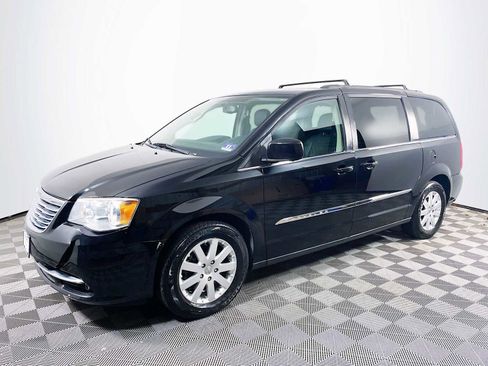 Used 2015 Chrysler Town & Country Touring image 1