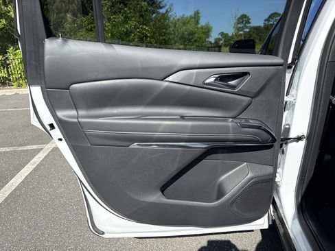 Used 2026 Chevrolet Traverse LT w/ Driver Confidence Package FWD image 9