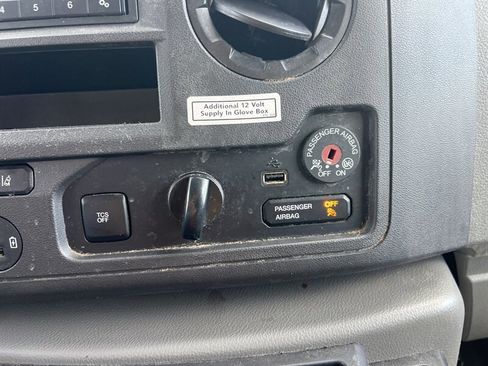 Used 2022 Ford E-350 and Econoline 350 Super Duty image 28