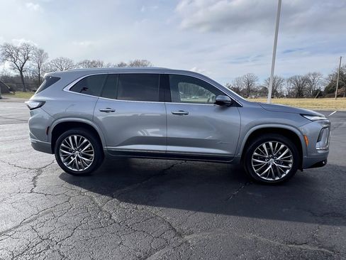 Certified 2025 Buick Enclave Avenir image 4