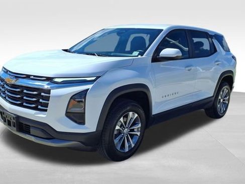 Used 2025 Chevrolet Equinox LT image 3