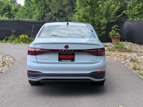 Certified 2025 Volkswagen Jetta SE FWD image 4