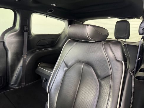 Used 2025 Chrysler Pacifica Limited FWD image 10