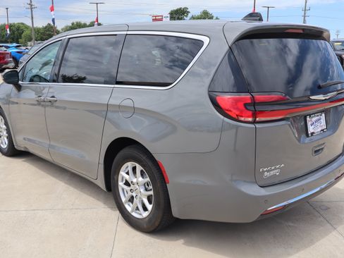 Used 2023 Chrysler Pacifica Touring-L FWD image 7