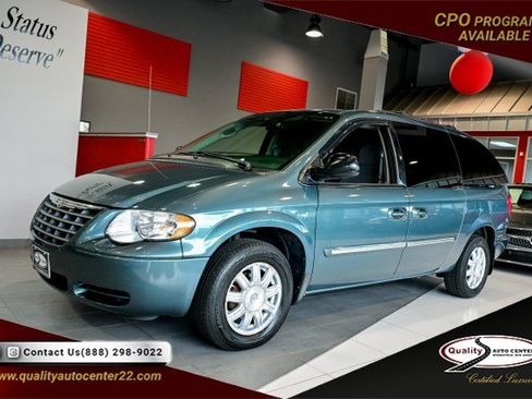 Used 2006 Chrysler Town & Country Touring FWD image 1