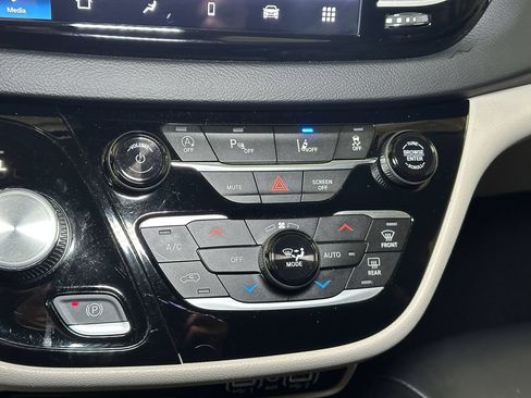 Used 2023 Chrysler Pacifica Touring-L FWD image 35