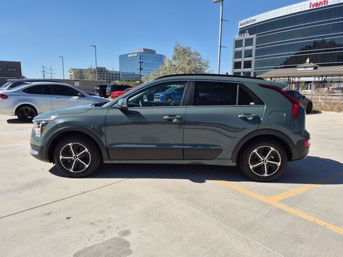 Used 2023 Kia Niro EX FWD image 2