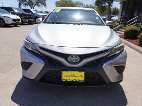 Used 2019 Toyota Camry SE image 2