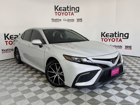Used 2024 Toyota Camry SE FWD image 3