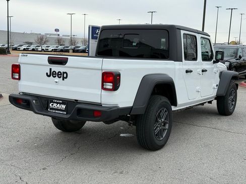 Used 2025 Jeep Gladiator Sport image 8