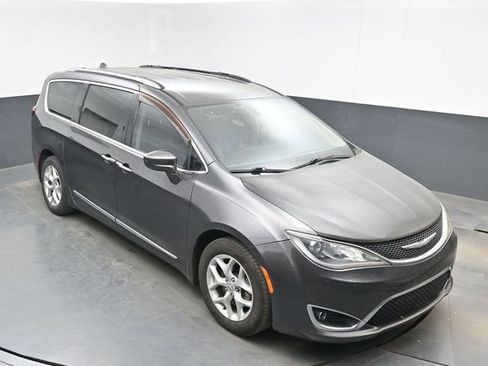 Used 2017 Chrysler Pacifica Touring-L Plus w/ Tire & Wheel Group FWD image 13