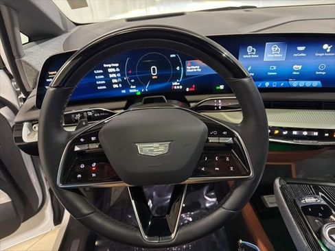Used 2025 Cadillac Optiq Luxury 2 w/ LPO, ONYX Package image 12