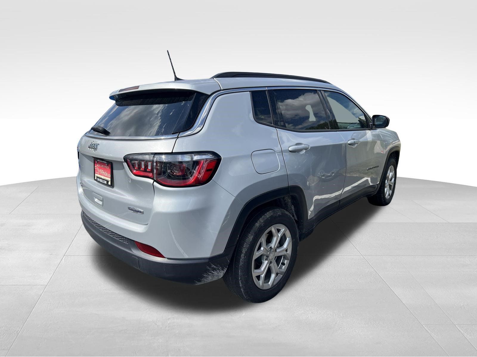 Used 2024 Jeep Compass Latitude AWD/4WD image 6
