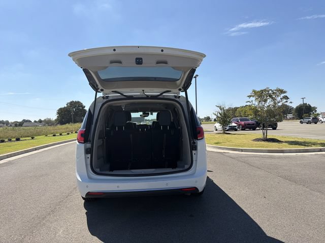 Used 2023 Chrysler Pacifica Touring-L FWD image 18
